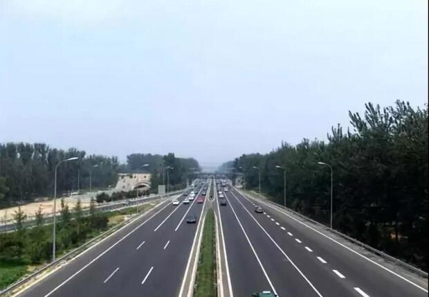 間斷性踩油門的操作，能讓我們在行駛時省油嗎？